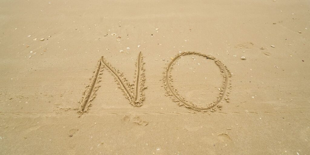 砂浜に書いた”NO”